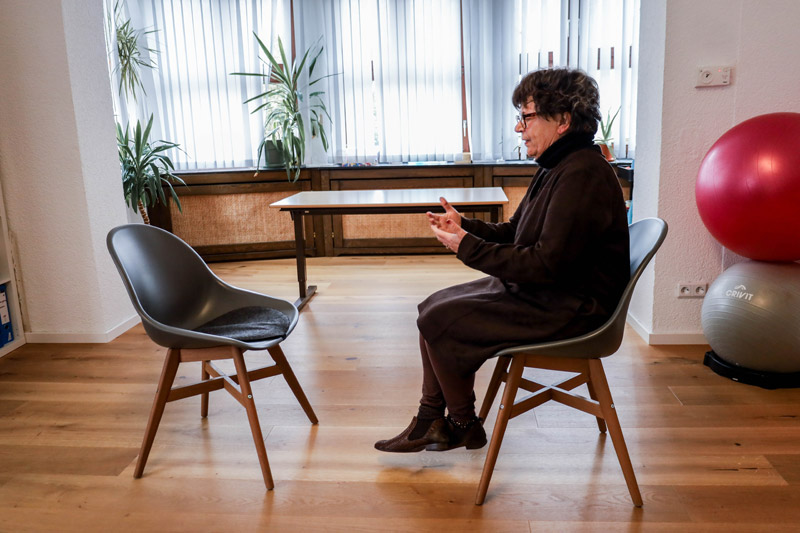 Frau Prof. Dr. Groterath sitzend