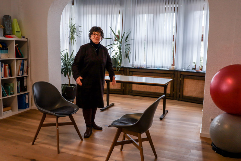 Frau Prof. Dr. Groterath im Zimmer stehend